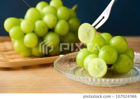 Shine Muscat served on a plate 107024366