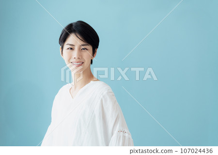 Women's portrait 107024436