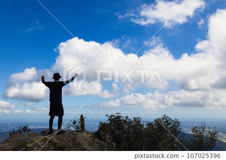 一個人在山頂熱情地望著藍天 一個人在山頂熱情地望著藍天 107025396