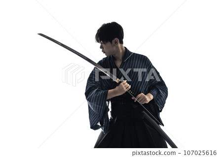 揮舞著日本刀的劍客的剪影 揮舞著日本刀的劍客的剪影 107025616