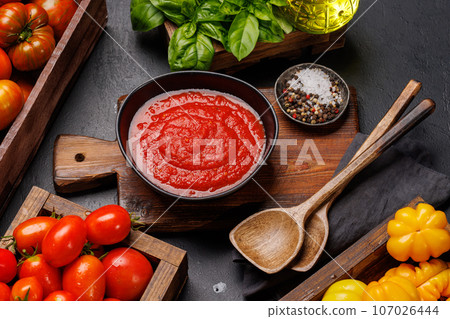 Rich homemade tomato sauce Rich homemade tomato sauce 107026444