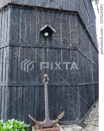 Anchors are scattered on the walls of the house 107026485