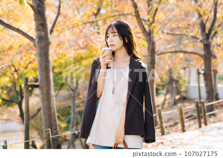 秋葉季節，一名婦女在戶外喝咖啡 107027175
