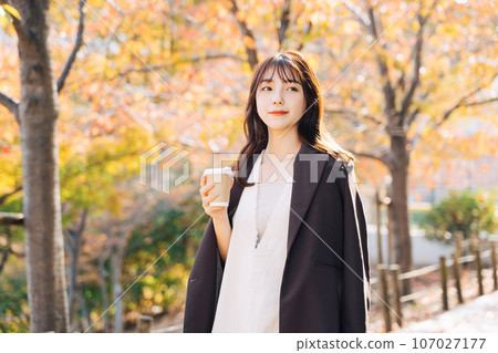 秋葉季節，一名婦女在戶外喝咖啡 107027177