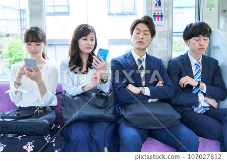 擁擠的火車上的一男一女。攝影由京王電鐵株式會社提供。 擁擠的火車上的一男一女。攝影由京王電鐵株式會社提供。 107027812