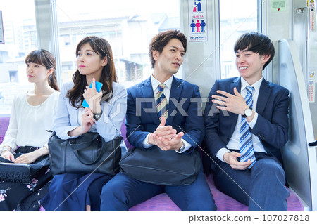 一名男子和一名女子登上擁擠的火車。攝影由京王電鐵株式會社提供。 一名男子和一名女子登上擁擠的火車。攝影由京王電鐵株式會社提供。 107027818