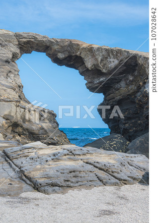 Blue sea and sky and uniquely shaped rocks (Umanose Cave Gate, Miura City, Kanagawa Prefecture) Blue sea and sky and uniquely shaped rocks (Umanose Cave Gate, Miura City, Kanagawa Prefecture) 107028642