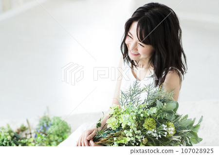 Young woman with a bouquet Young woman with a bouquet 107028925