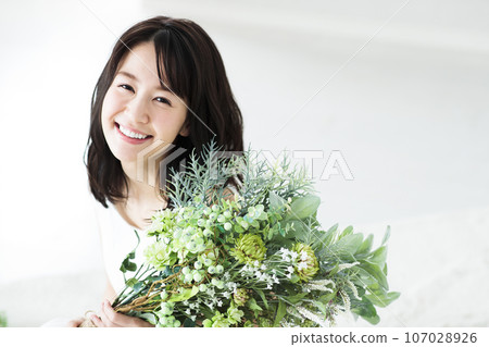 有花束的少婦 107028926