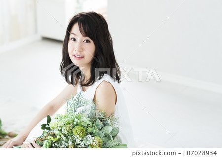 有花束的少婦 107028934
