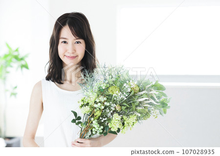 有花束的少婦 107028935