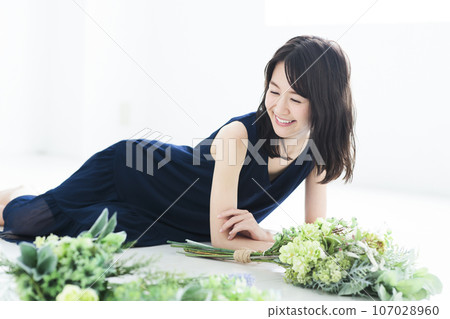 有花束的少婦 107028960