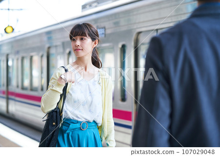 Young woman on the station platform Photography cooperation: Keio Electric Railway Co., Ltd. 107029048