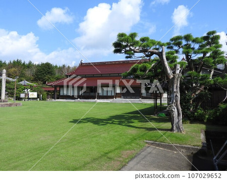 Shingon sect “Shinzenkoji” in Tsuyama City, Okayama Prefecture: Guest hall and lawn precincts Shingon sect “Shinzenkoji” in Tsuyama City, Okayama Prefecture: Guest hall and lawn precincts 107029652
