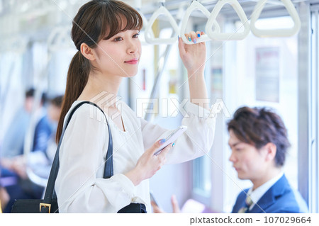 通勤上學假期的年輕女性假日攝影合作“京王電鐵株式會社” 通勤上學假期的年輕女性假日攝影合作“京王電鐵株式會社” 107029664