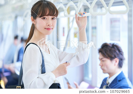 通勤上學假期的年輕女性假日攝影合作“京王電鐵株式會社” 通勤上學假期的年輕女性假日攝影合作“京王電鐵株式會社” 107029665