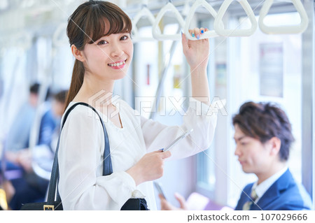 通勤上學假期的年輕女性假日攝影合作“京王電鐵株式會社” 通勤上學假期的年輕女性假日攝影合作“京王電鐵株式會社” 107029666