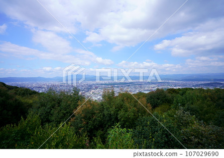 從京都將軍塚青龍殿大舞台看京都市北部 從京都將軍塚青龍殿大舞台看京都市北部 107029690
