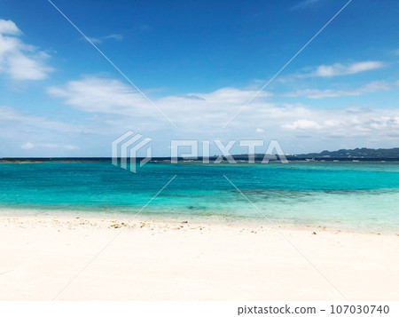 沖繩美麗的藍色大海和白色沙灘 沖繩美麗的藍色大海和白色沙灘 107030740