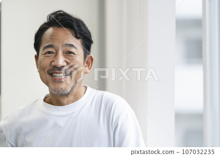 50 多歲的男子穿著白色 T 卹美容保健形象肖像 50 多歲的男子穿著白色 T 卹美容保健形象肖像 107032235