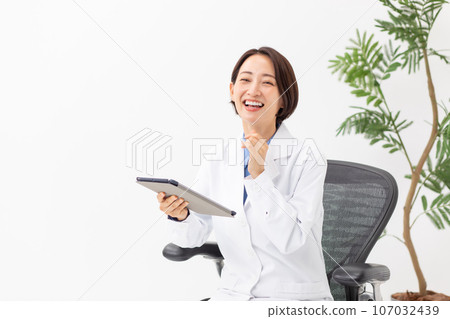 Doctor and patient interviewing face-to-face 107032439