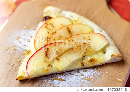 Apple cinnamon dessert pizza (mini size) Apple cinnamon dessert pizza (mini size) 107032948