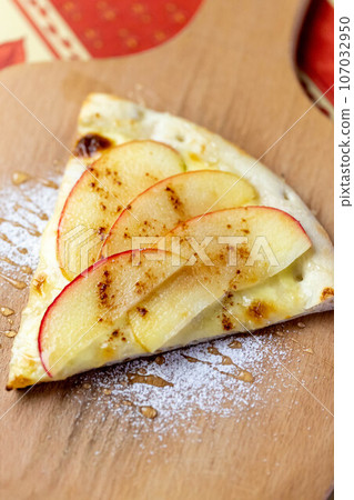 Apple cinnamon dessert pizza (mini size) Apple cinnamon dessert pizza (mini size) 107032950