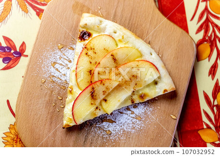 Apple cinnamon dessert pizza (mini size) 107032952