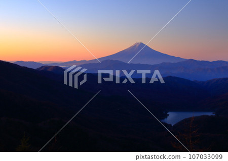 從大保薩峠山脊線看到的富士山的黎明 107033099