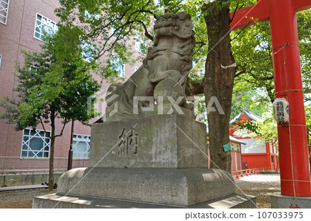 花園神社大鳥居門前的守護犬【東京都新宿區】 107033975