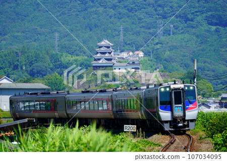 以大洲城為背景，前往宇和島的特急宇和海 107034095