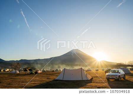 Mt. Fuji and sunrise seen from the campsite in Shizuoka Prefecture 107034918