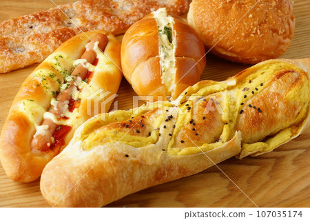 美味的新鮮出爐的麵包 107035174