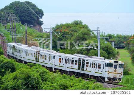 Two stars 4047 running along the Ariake Sea 107035561