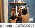 child playing in the bath 107035613