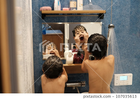 child playing in the bath 107035613