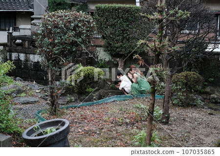 Parents and children visiting the grave 107035865