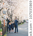 A family taking a commemorative photo under the cherry blossoms 107035869