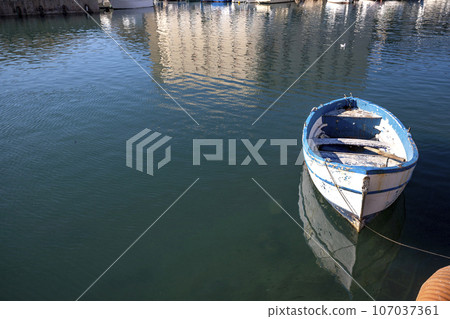 Fishing boat 107037361