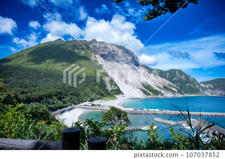 Kozushima Tako Bay and Mt. Tenjo 107037852