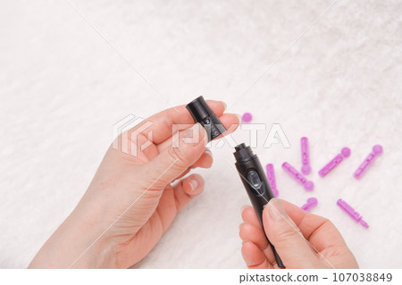 [Diabetes blood sugar level measurement needle] 107038849