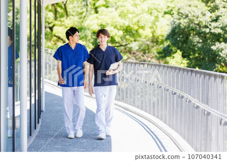 穿著手術服的醫護人員走在走廊上 107040341