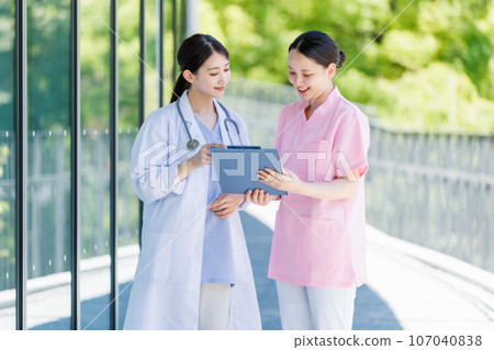 走在走廊上的女醫生和護士 走在走廊上的女醫生和護士 107040838