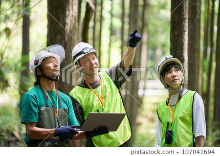 男性和女性森林管理工人、林業、林業官員、自然保護官員的形象 107041694