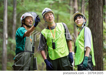 Image of male and female forest management workers, forestry, forestry officer, nature conservation officer 107041695