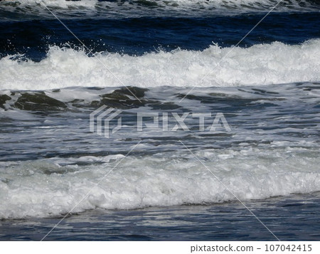 White waves in the Japan Sea 107042415