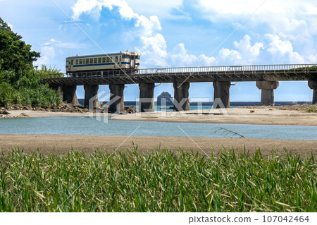 Nichinan Line Kiha 40 running on the Kumadani River Bridge in Nichinan City, Miyazaki Prefecture Nichinan Line Kiha 40 running on the Kumadani River Bridge in Nichinan City, Miyazaki Prefecture 107042464