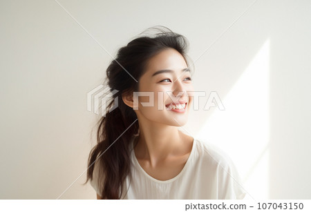 AI 生成的白牆前微笑的女人圖像 107043150