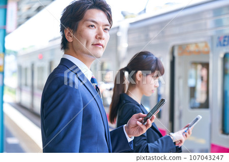 A man and a woman waiting for a train. Photography provided by Keio Electric Railway Co., Ltd. A man and a woman waiting for a train. Photography provided by Keio Electric Railway Co., Ltd. 107043247