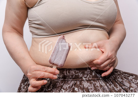 [Debeso ice cream with housewife picking belly meat] 107043277